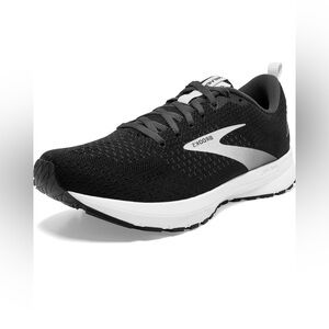 Brooks Revel 4 in Black and size 8.5